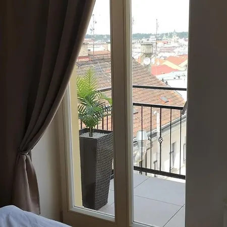 With Amazing Rooftop View And Balcony 아파트 *